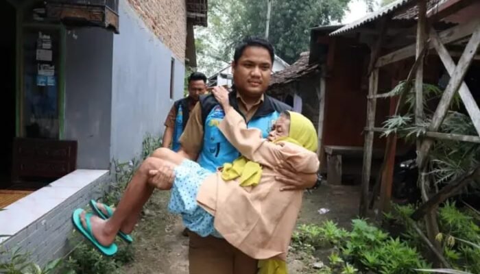 Dinsos Jatim Evakuasi Lansia Terlantar di Mojokerto, Hidup di Gubuk Penuh Sampah Selama Bertahun-tahun