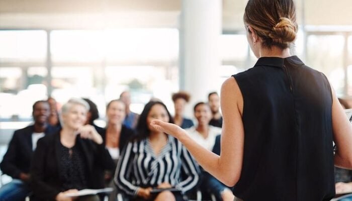 10 Tips Public Speaking untuk Introvert Mengatasi Rasa Gugup