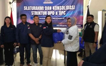 Perkuat Silaturahmi Ramadan, DPD NasDem Kota Mojokerto Bagikan Paket Sembako untuk Struktur Partai