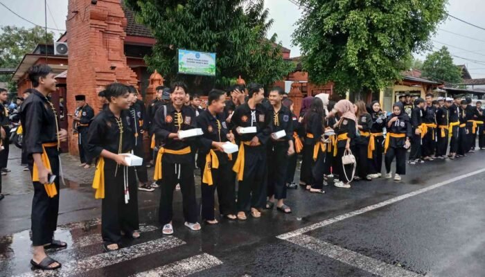 Ratusan Anggota PSHW Tunas Muda Mojokerto Pentaskan Reog Ponorogo dan Bagikan Takjil di Bulan Ramadhan