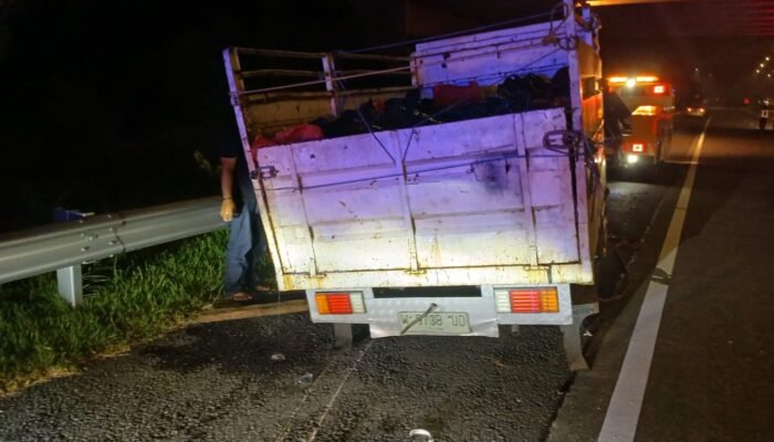 Kernet Tewas Ditabrak Avanza Saat Beri Isyarat, Truk Pecah Ban di Tol Surabaya–Mojokerto