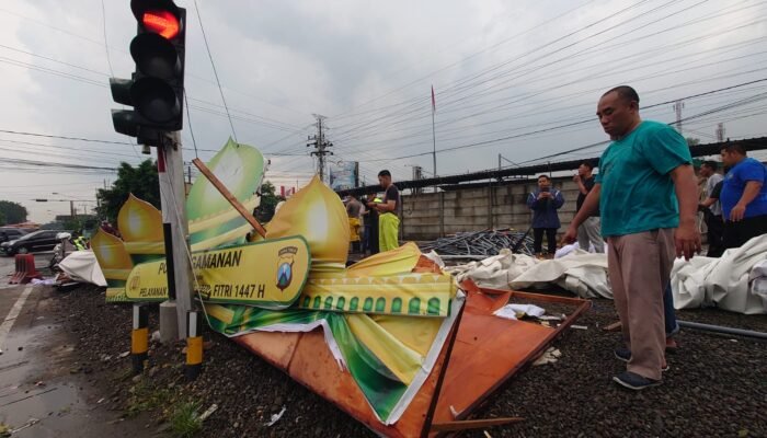Angin Kencang Bikin Pos Polisi di Kenanten Rusak