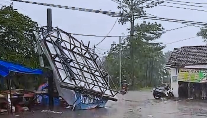 Dua Reklame di Puri Mojokerto Ambruk Dihantam Angin Kencang dan Hujan Es