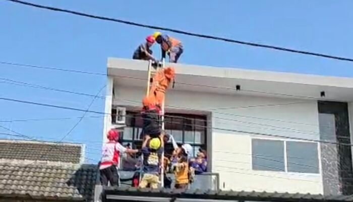 Hari Pertama Kerja, Tukang Tewas Tersengat Listrik Saat Pasang Kanopi di Mojoanyar
