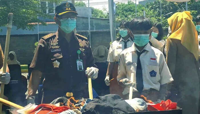 Kejari Kota Mojokerto Musnahkan BB 63 Perkara, Libatkan Pelajar untuk Edukasi Bahaya Narkotika