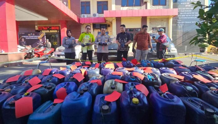 Polres Probolinggo Bongkar Penimbunan Pertalite, Tujuh Pelaku dan 1.575 Liter BBM Subsidi Diamankan