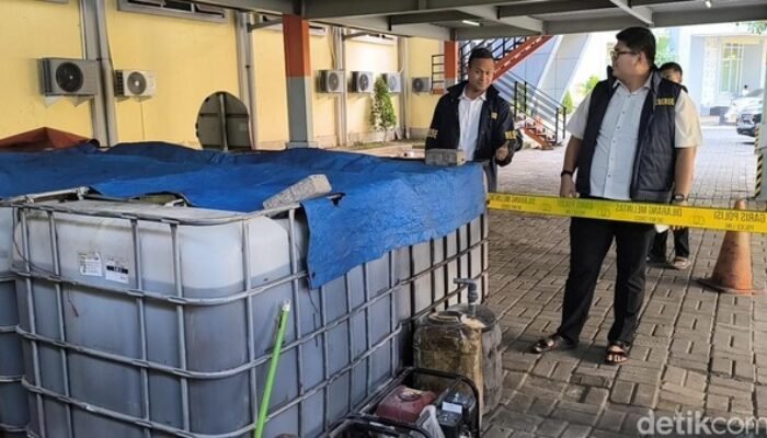 Gudang Solar Ilegal di Ujungpangkah Digerebek, Polisi Sita 10 Ribu Liter BBM Subsidi