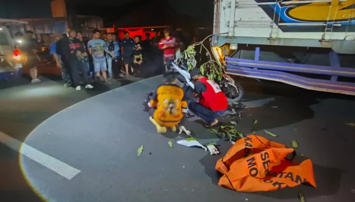 Pengendara Motor Tewas Tabrak Truk Parkir di Sooko Mojokerto