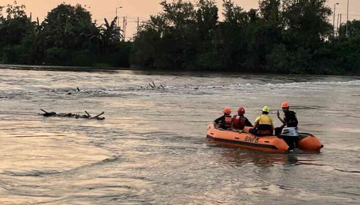 Mayat Pria Tanpa Identitas Ditemukan Mengapung di Sungai Brantas Mojokerto