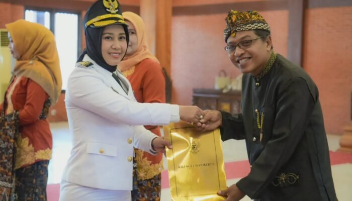 Hardiknas 2026, Wali Kota Mojokerto Serahkan SK Tujuh Kepala Sekolah Baru