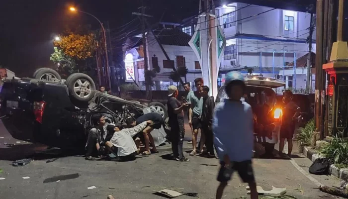 Innova Terguling di Tuban, Sopir Tewas dan Tiga Penumpang Luka-luka