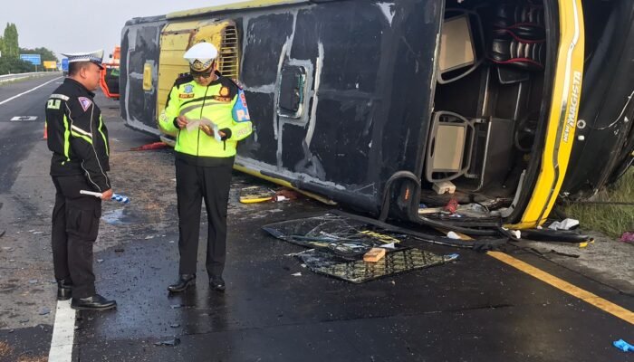 Bus Sudiro Tunggal Jaya Terguling di Tol Jomo, Sopir Diduga Mengantuk