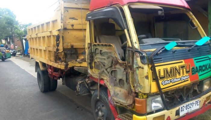 Dua Truk Bertabrakan di Jombang, Dua Sopir Dilarikan ke Rumah Sakit