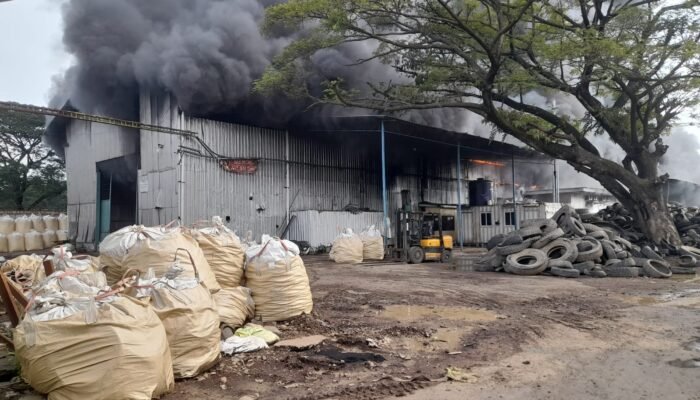 Pabrik Pengolahan Ban Bekas di Kota Mojokerto Terbakar, Delapan Unit Damkar Dikerahkan
