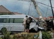 Hiace Rombongan Wisman Singapura Rem Blong di Jalur Bromo, Tabrak 4 Mobil dan Tiang Listrik