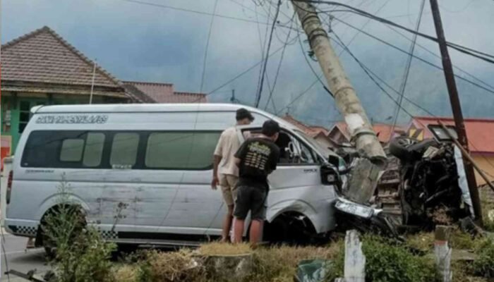 Hiace Rombongan Wisman Singapura Rem Blong di Jalur Bromo, Tabrak 4 Mobil dan Tiang Listrik