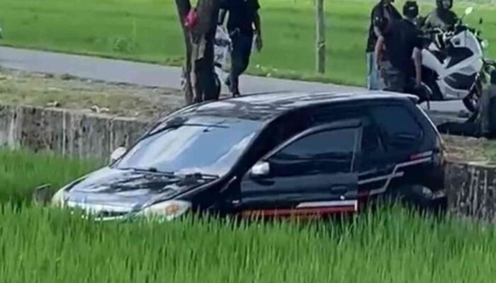 Hindari Motor, Avanza Terperosok ke Sawah di Kapas Bojonegoro