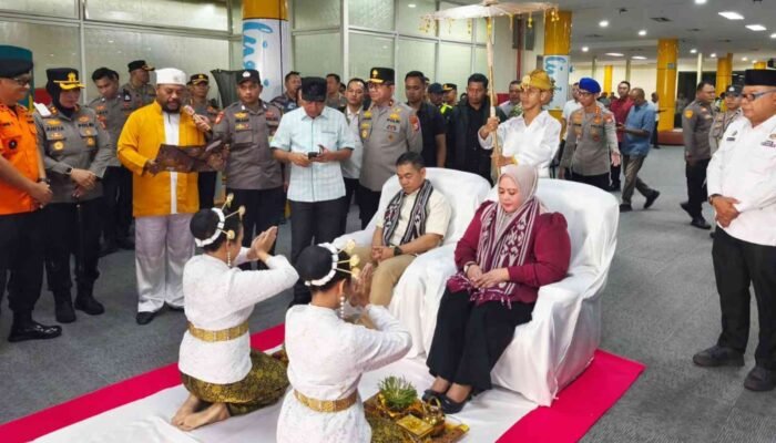 Kapolres Ternate Turut Sambut Kedatangan Kapolda Maluku Utara di Bandara Sultan Baabullah