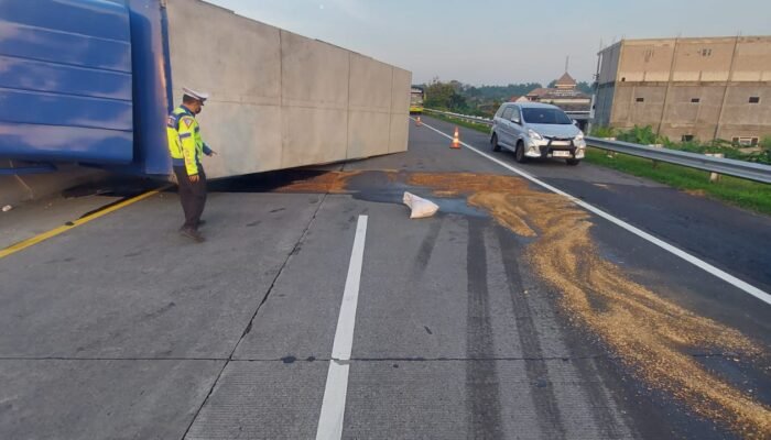 Pecah Ban di Tol SuMo, Xpander dan Truk Box Terlibat Kecelakaan Beruntun di Mojokerto