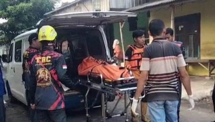 Mayat Pria Tanpa Identitas Mengapung di Sungai Brantas Mojokerto, Dievakuasi Tim Gabungan