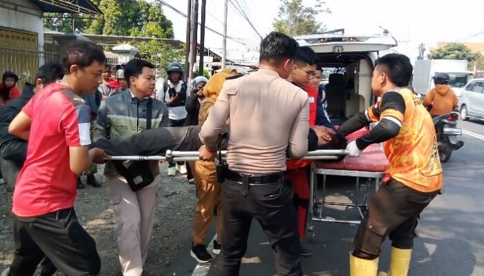 Diduga Mengantuk, Honda Scoopy Tabrak Pohon di Bangsal Mojokerto, Satu Pengendara Tewas