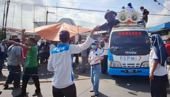 Ribuan Buruh PT Pakerin Blokade Jalan Mojosari-Krian, Tuntut Upah Tiga Bulan Segera Dibayar