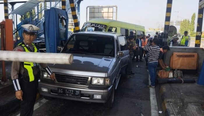 Diduga Rem Blong, Isuzu Elf Tabrak Dua Kendaraan di GT Waru Utama, Lima Penumpang Terluka