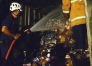 Diduga Korsleting Listrik, Truk Muatan 1.221 Karton Mie Instan Terbakar di Mojokerto