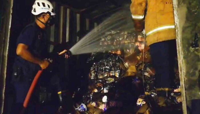 Diduga Korsleting Listrik, Truk Muatan 1.221 Karton Mie Instan Terbakar di Mojokerto