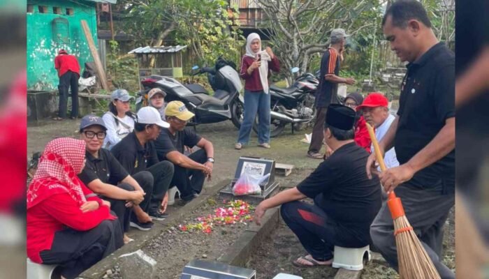 Bulan Bung Karno, DPC PDI Perjuangan Kota Mojokerto Ziarah ke HM Sutanto dan Bersih-Bersih Makam