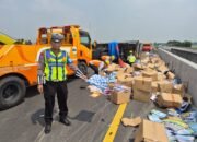 Pickup Bermuatan Buku Tulis Terguling di Tol Jombang-Mojokerto, Diduga Akibat Pecah Ban