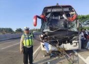 Bus Eka Tabrak Truk Tronton di Tol Surabaya-Mojokerto, Satu Penumpang Luka Ringan