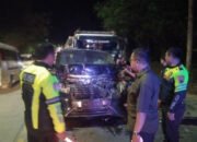 Alphard KH Anwar Zahid Ringsek Usai Ditabrak Trailer di Bojonegoro