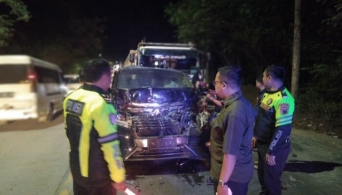 Alphard KH Anwar Zahid Ringsek Usai Ditabrak Trailer di Bojonegoro