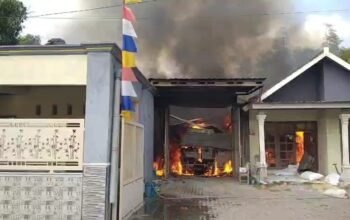 Kebakaran Mojokerto, Kebakaran Kutorejo, Kebakaran Rumah Mojokerto, Pesanggrahan Kutorejo, Dusun Juwinong, BPBD Kabupaten Mojokerto, PMK Mojokerto, Kebakaran Rumah, Truk Terbakar, Berita Mojokerto