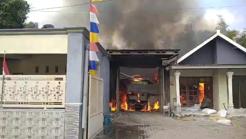 Kebakaran Mojokerto, Kebakaran Kutorejo, Kebakaran Rumah Mojokerto, Pesanggrahan Kutorejo, Dusun Juwinong, BPBD Kabupaten Mojokerto, PMK Mojokerto, Kebakaran Rumah, Truk Terbakar, Berita Mojokerto