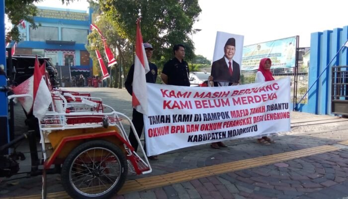 HUT Ke-81 RI di Mojokerto Diwarnai Demo Mafia Tanah di Kantor BPN, “Kami Belum Merdeka”