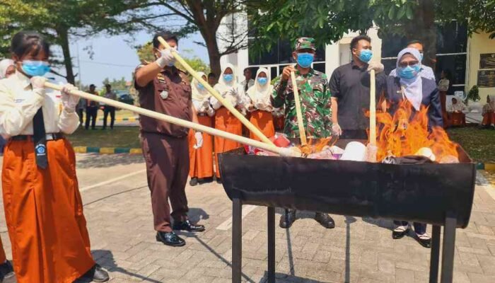 Kejari Kota Mojokerto Libatkan Siswa SMP Saat Musnahkan Barang Bukti