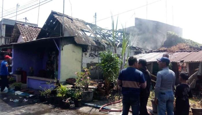 Dua Rumah di Mentikan Mojokerto Terbakar Hebat, Terdengar Tiga Kali Ledakan