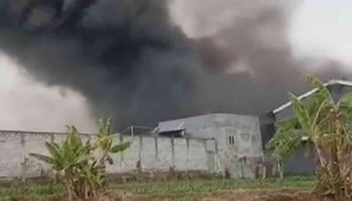Empat Gudang Pabrik Sepatu di Dlanggu Mojokerto Terbakar, Api Diduga dari Percikan Las