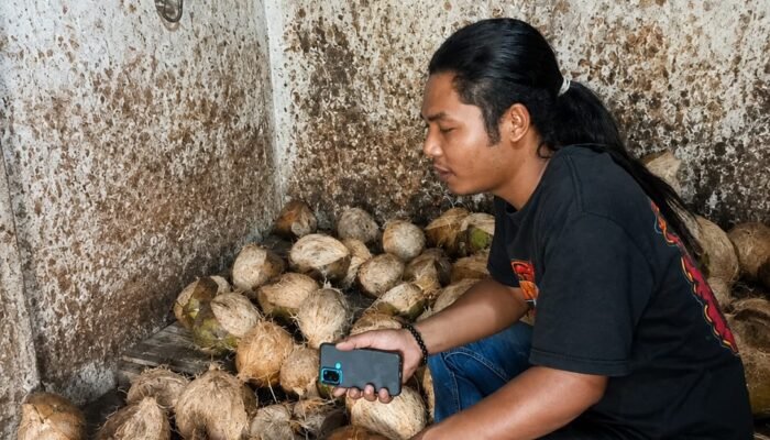 15 Tahun Jualan Kelapa di Pasar Legi Mojosari, Hasyim Bertahan di Tengah Gempuran Santan Instan