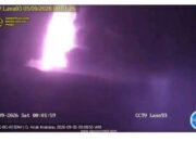 Anak Krakatau Kembali Erupsi, Lava Air Mancur Terlihat di Tengah Malam