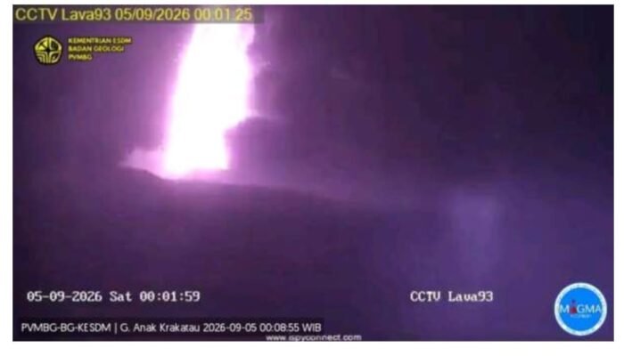 Anak Krakatau Kembali Erupsi, Lava Air Mancur Terlihat di Tengah Malam