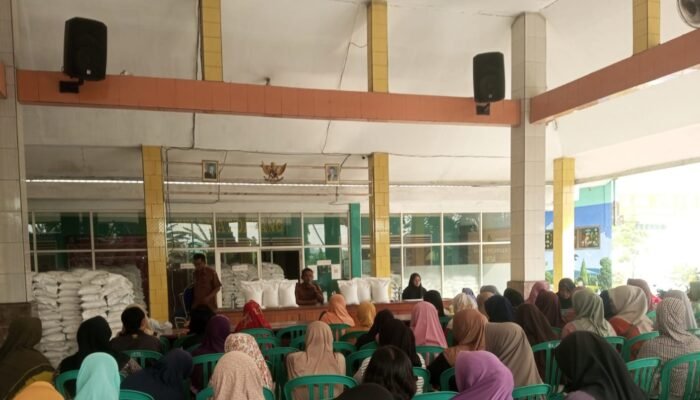 766 KK di Desa Jetis Mojokerto Terima Bantuan Beras Bulog 2,2 Ton