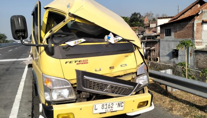 Truk Boks Pengangkut Susu Tabrak Truk Dump di Tol Sumo, Satu Penumpang Luka