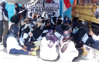 Ratusan Buruh PT Alu Aksara Pratama Demo