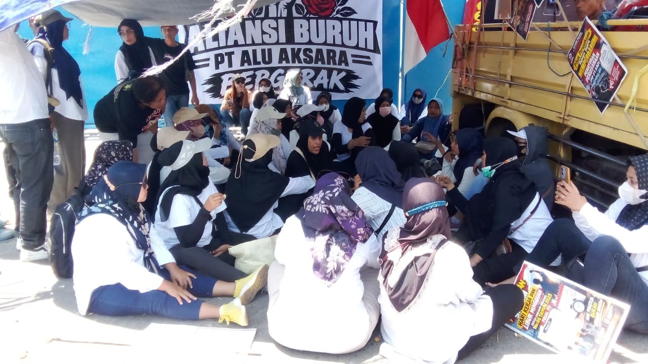 Ratusan Buruh PT Alu Aksara Pratama Demo