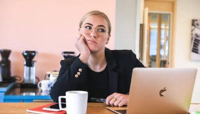 Sering Overthinking? 7 Kebiasaan Ini Bisa Membantu Meredakan Pikiran Negatif