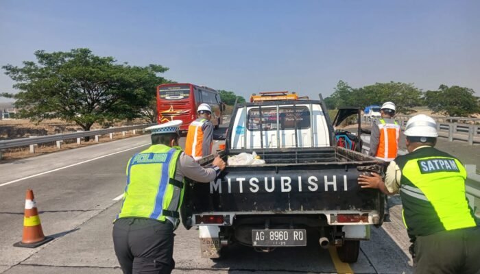 Mengantuk Saat Berkendara, Mitsubishi L300 Hantam Pembatas Tengah Tol Jomo