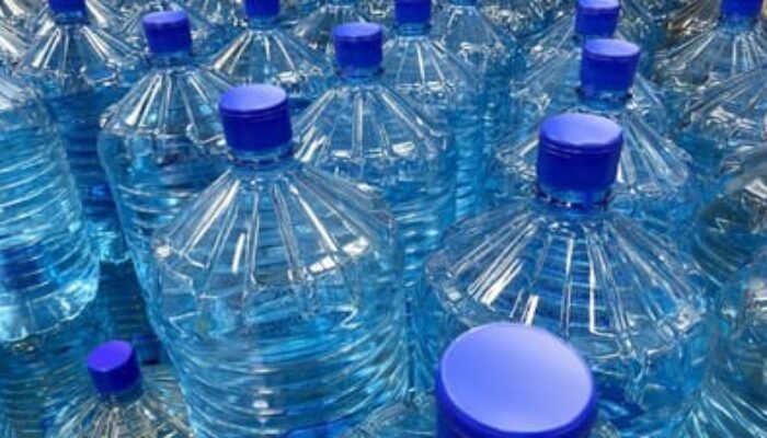 Air Mineral vs Demineral: Kenali Perbedaan Kandungan, Manfaat, dan Penyesuaian bagi Kesehatan Ginjal